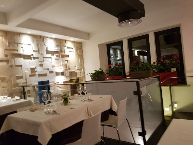 Momart Restaurant Cafe